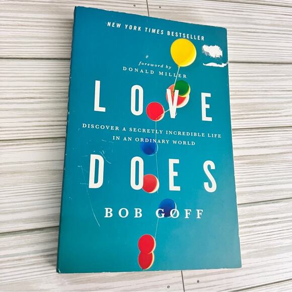 Love Does: Discover a Secretly Incredible Life Paperback Book By Bob Goff - Picture 1 of 12